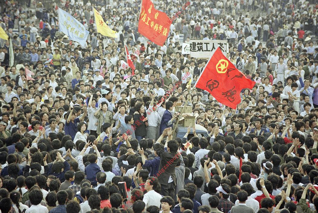 1989年,北京,数以千计的人聚集在天安门广场进行支持民主的集会。